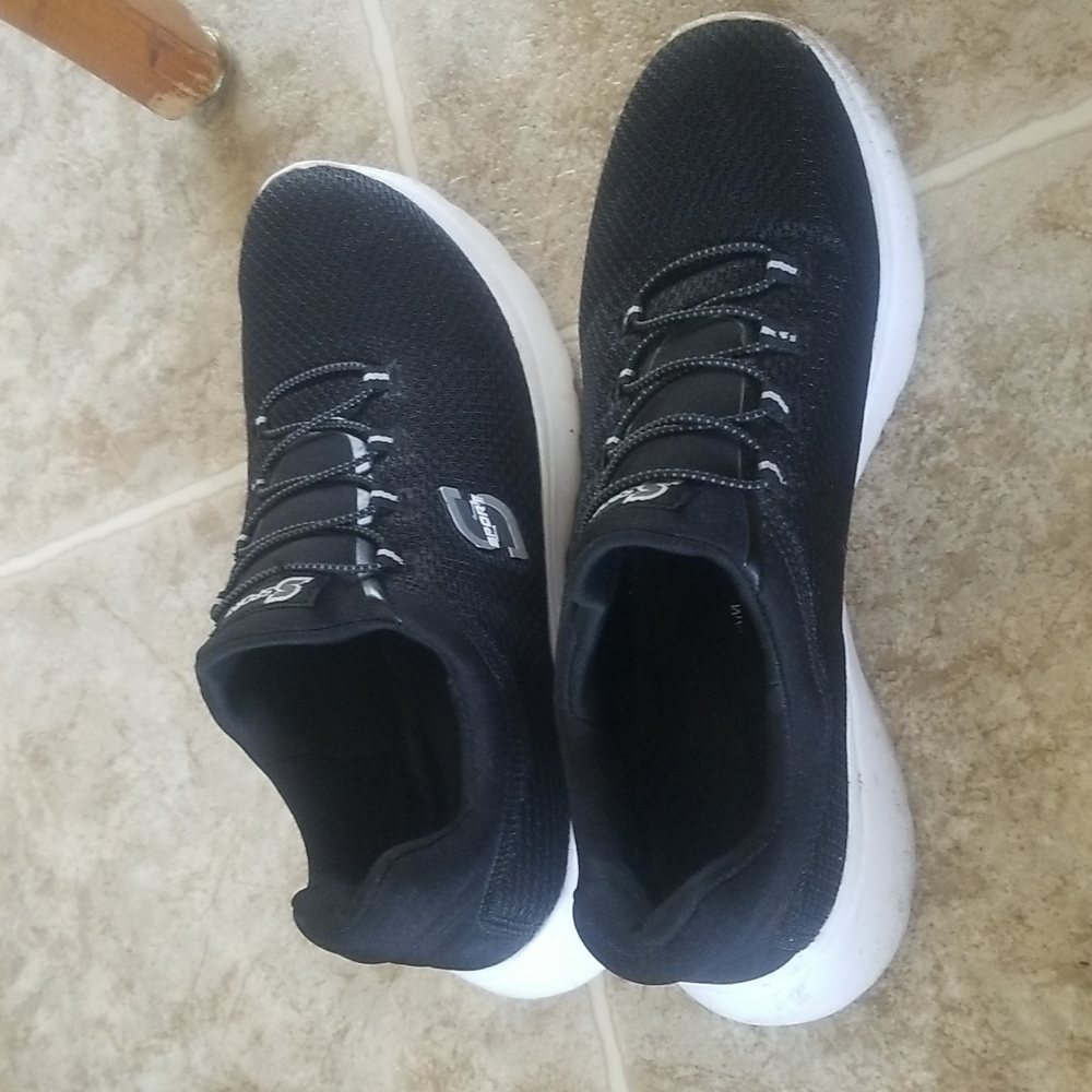 Tennis shoes